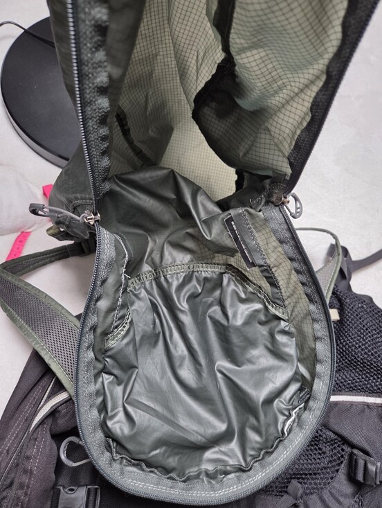 bike helmet low profile Cavalero Slimline II Open Jet especially with subtle tonal Osprey Daylite Plus Mystery typography Color:COOL GREY